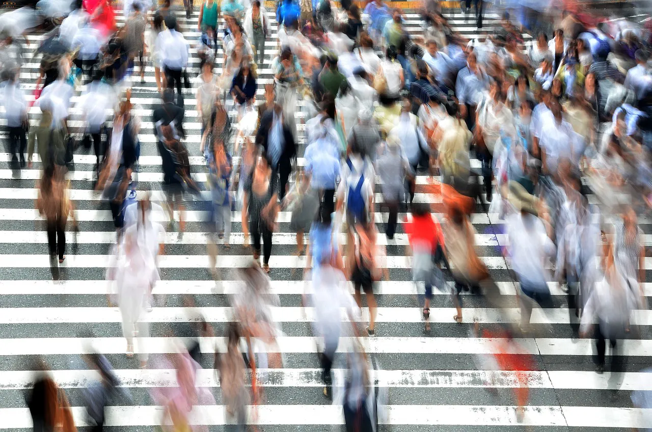 Blurred image of people crossing a street, symbolizing diversity and collaboration in the METAL project.