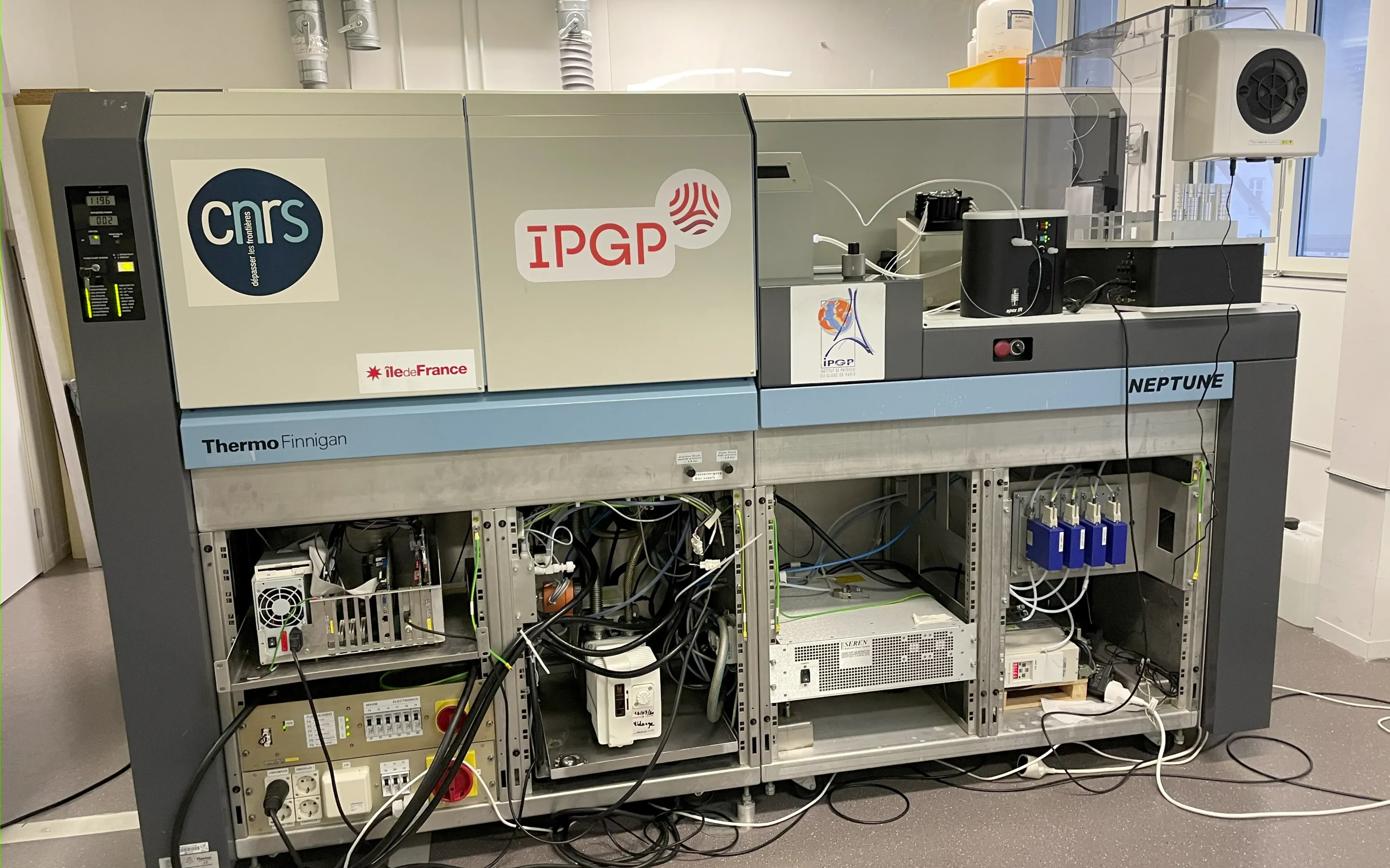 The Neptune MC-ICP-MS spectrometer at IPGP lab