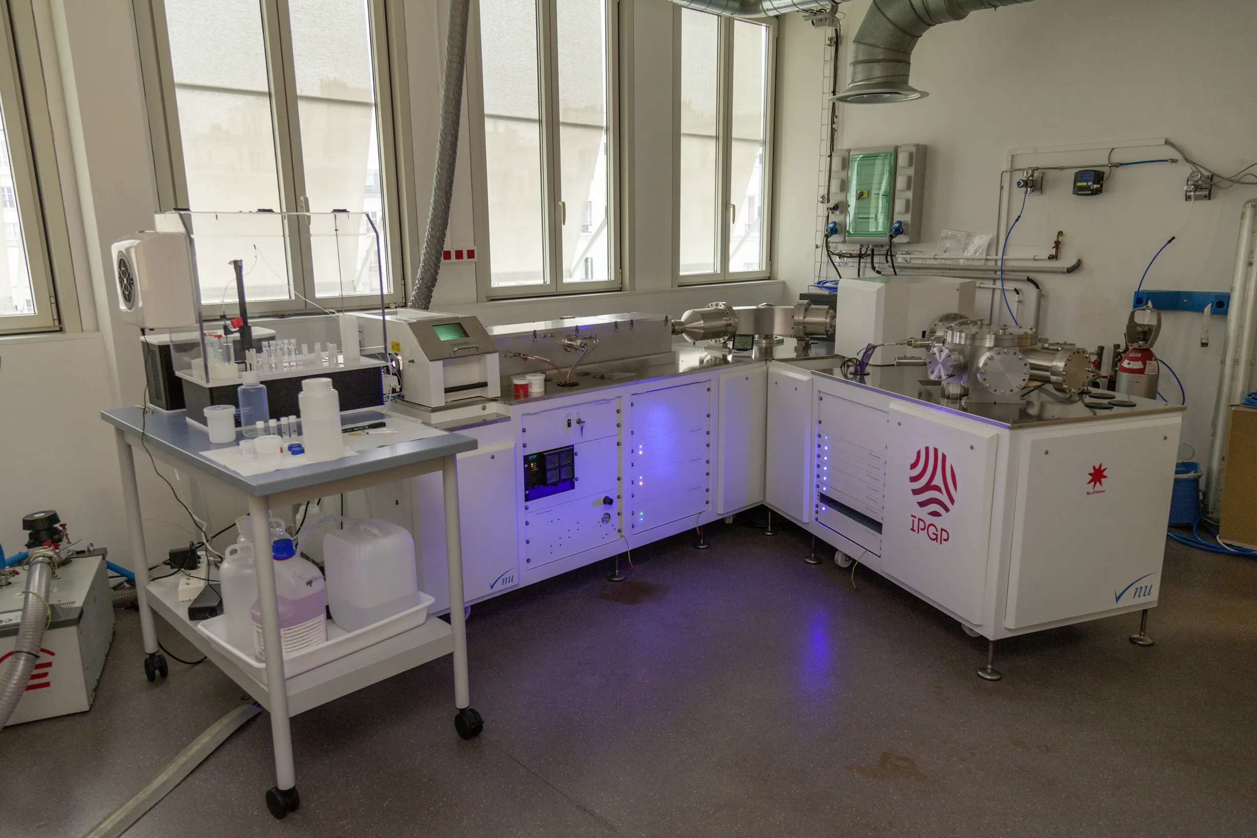 The Nu Sapphire MC-ICP-MS spectrometer in the laboratory